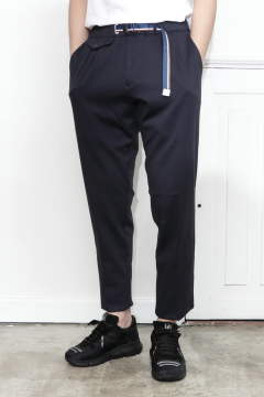 White Sand ジャージ生地 コットンナイロン ストレッチ クロップド リラックスパンツ ネイビー Bekku Homme